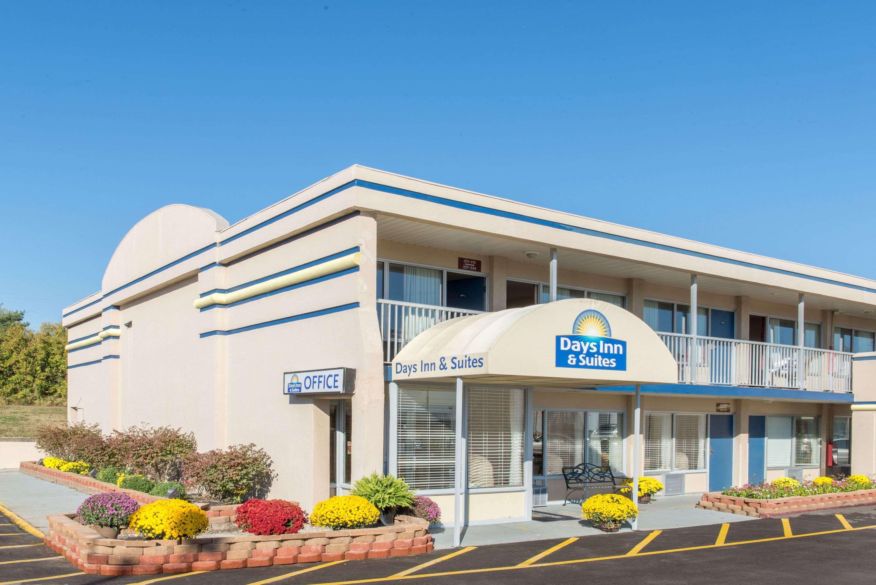 Days Inn & Suites By Wyndham Dayton North Exterior foto